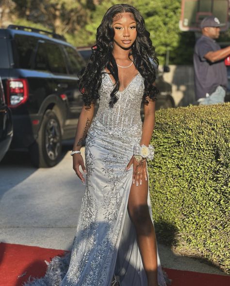 Silver Hoco Dresses Black Women, Prom Dress Blonde Hair, Silver Matric Dance Dress, Grey Prom Dresses Black Women, Prom Dress Black Women Silver, Silver Prom Dresses Black Women, Sliver Prom Dresses Black Couple, Dress For Prom, Homecoming Inspo