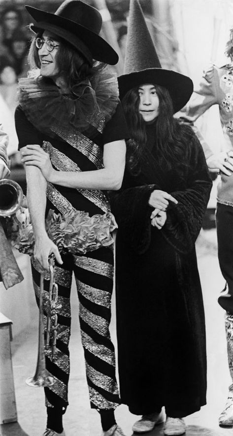 John Lennon Birthday, Annie Leibovitz Photography, John Lennon Yoko Ono, John Lennon And Yoko, Halloween Memes, Hallowen Costume, Beatles John, Yoko Ono, Annie Leibovitz