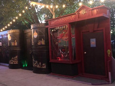 Family turns house into Diagon Alley from 'Harry Potter' for Halloween - Insider Diagon Alley Shops, Harry Potter Train, Harry Potter Font, Harry Potter Halloween Party, Halloween Themes Decorations, Leaky Cauldron, Harry Potter Items, Christmas Light Displays, Harry Potter Halloween