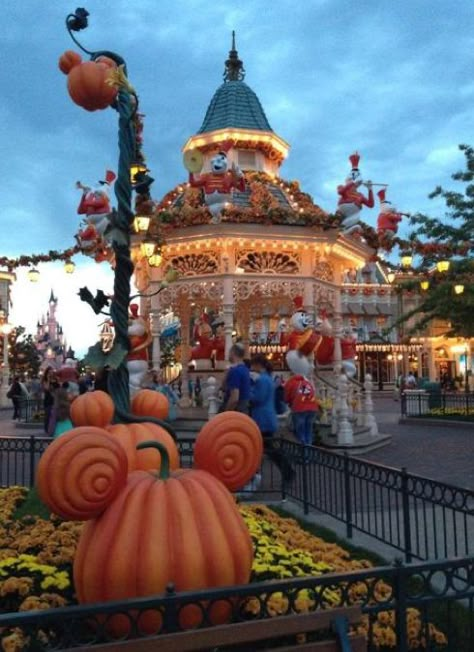 Disneyland In October Aesthetic, Disneyland Halloween Aesthetic, Disney Halloween Aesthetic, Disney World Fall, Disney Fall, Disney World Halloween, Fall Feeling, Foto Disney, Disney Photo Ideas