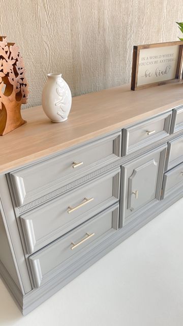 Modern Dresser Makeover, Diy Kast, Furniture Makeover Inspiration, Painted Dressers, Dark Stained Wood, Cottagecore Kitchen, Revamp Furniture, Refinishing Furniture Diy, Regal Design