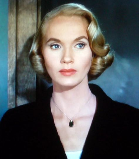 Eva-Marie Saint in Alfred Hitchcock's North by Northwest (1959) Eva Marie Saint North By Northwest, Eva Marie Saint, Portraits Female, Old Hollywood Actresses, North By Northwest, Eva Marie, Eva Green, Vintage Hair, Performing Arts