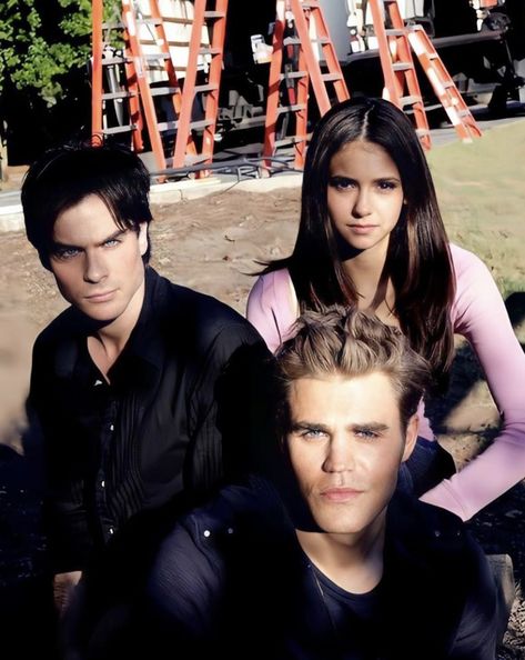 Tvd Bts, The Vampire Diaries Aesthetic, Ian E Nina, Tvd Cast, Tvdu Cast, Diary Movie, Ian And Nina, Vamp Diaries, Photos Bff