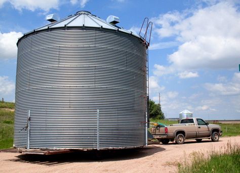 A discussion of how and where to locate used grain bins for various needs, including grain storage and housing. How to tell a good quality grain bin from one of poor quality. Bins listed for sale. Silo Ideas, Silo Homes, Round Homes, Bin House, Grain Bin House, Grain Bins, Garden Shed Diy, Corn Crib, Silo House