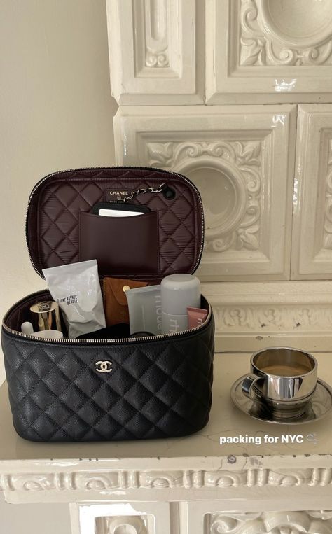 Chanel Makeup Bag, Estilo Ivy, Matilda Djerf, Bag Chanel, Vanity Bag, Chanel Makeup, What In My Bag, Bags Aesthetic, Luxury Makeup