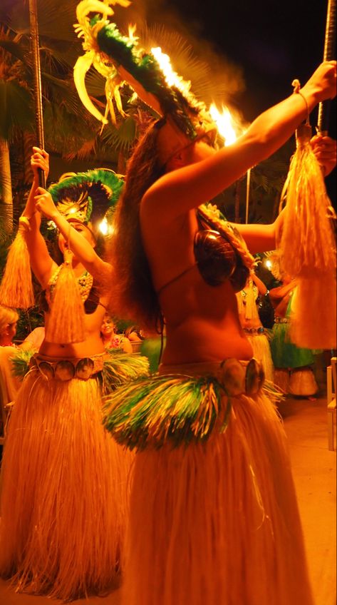 Traditional Polynesian hula dancer Hawaii Hula Dancers, Hawaii Dance Hula, Vintage Luau, Maui Luau, Hawaii Hula, Hawaiian Dancers, Tiki Art, Hula Dancers, Dream Vacation