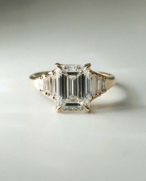 Lab Grown Engagement Ring, Gold Wedding Anniversary, Diamond Promise Ring, Unique Rings Vintage, Art Deco Wedding Rings, Diamond Promise Rings, Emerald Engagement Ring Cut, Dream Engagement Rings, Ring Art Deco