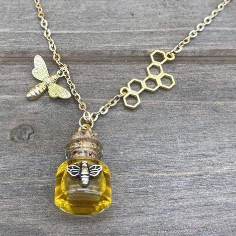 gold honey bee honeycomb honey pot dangling necklace Bee Inspired Jewelry, Bee Jewelry Necklaces, Bee Themed Jewelry, Bee Themed Clothes, Bee Themed Outfit, Bee Themed Crafts, Bee Inspired Outfit, Bee Jewelry Diy, Honey For Allergies