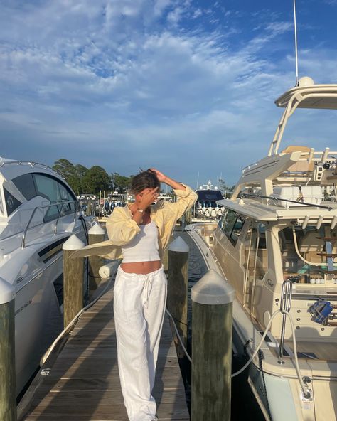 Senior Picture Ideas Boat Dock, Lake District Outfit Summer, Marina Photoshoot Ideas, Boat Dock Pictures, Dock Photo Ideas, Beach Dock Pictures, Lake District Outfit, Boat Dock Photoshoot, Lake Dock Pictures