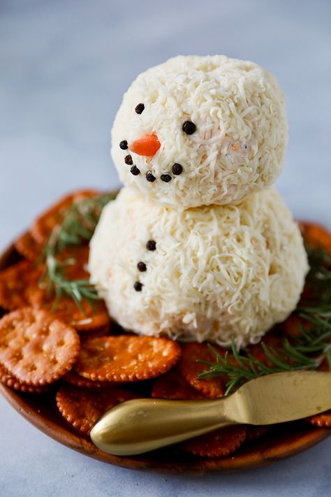 Snowman Cream Cheese Ball, Best Christmas Appetizers Holidays, Christmas Snowman Charcuterie Board, Christmas Themed Cheese Ball, Snow Man Cheese Ball Recipes, Snowflake Appetizers, Cheese Ball Presentation, Santa Cheese Ball, Cute Christmas Food Ideas Appetizer Recipes