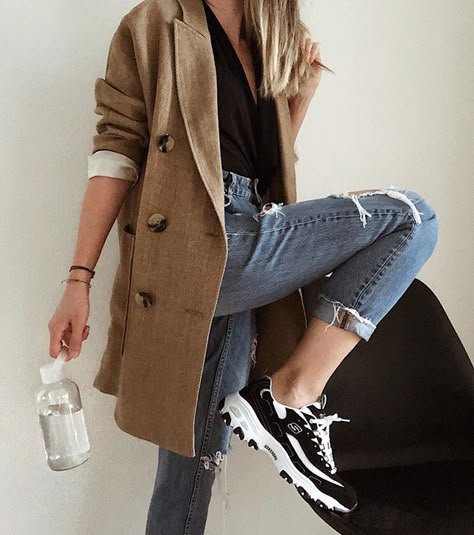 Black Sketchers Outfit, Skechers Dlites, Black Sneakers Outfit, White Skechers, Black Skechers, Black White Outfit, Cute Skirt Outfits, Looks Street Style, Cute Comfy Outfits