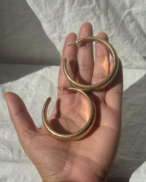 𝑉𝑖𝑛𝑡𝑎𝑔e，huge, statement, gold, half hoops. $13 + 📦 . __ __ __ #vintagejewelry #vintagejewelryforsale #vintagejewellery #vintagejewelrylover #vintagestylejewelry #vintagejewelryforsale #vintageearrings #vintageearring #vintageearringsforsale #earrings #earringsoftheday #earringsofinstagram #earringstyle #earringshop #earringswag #earringlove #earringaddict #earringfashion #earringlove #earringlover #vintagedangleearrings #hoops #hoopsearrings #hoopearrings #hoopearring #oversizehoops #bighoop... Big Gold Earrings, Big Hoops Earrings, Big Gold Hoop Earrings, Half Hoop Earrings, Big Hoop Earrings, Ear Stack, Hoops Earrings, Half Circle, Big Earrings