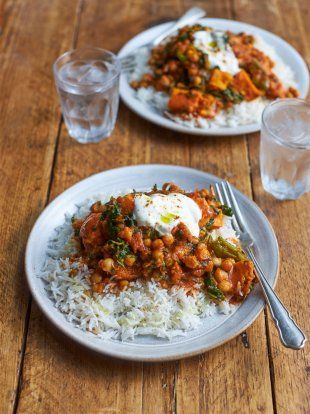 Sweet potato & chickpea curry | Jamie Oliver recipes Microwave Spinach, Potato Chickpea Curry, Spinach Sweet Potato, Sweet Potato Chickpea Curry, Frugal Kitchen, Potato Chickpea, Sw Recipes, Savoury Bakes, Bowl Meals