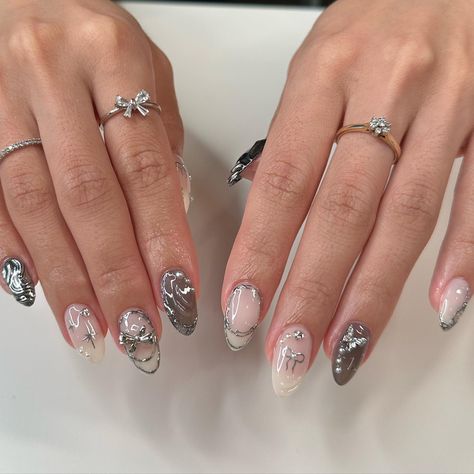 Posted by Zoe Scott: Welcome to our exploration of the chic and sophisticated world of white and silver nails, where timeless elegance meets contemporary glamour. In this ... Tokyo Nails, Concert Nails, Cheetah Print Nails, Silver Nail Designs, Kutek Disney, White And Silver Nails, Gelang Manik-manik, Silver Nail, Grunge Nails