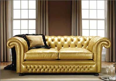 tacky? yes. but I love it! Luxury Leather Furniture, Gold Couch, Leather Inspiration, Gold Sofa, Chesterfield Sofas, Gold Furniture, Baby Green, Leather Chesterfield, Gold Outfit