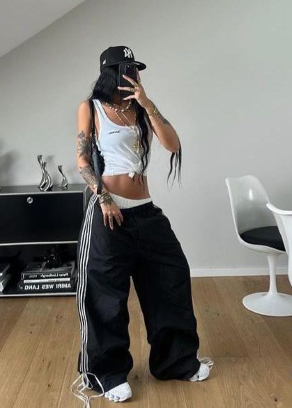 Tomboy Femme Summer Outfit, Gangsta Outfits For Women, Masc Outfits For Women Streetwear, Fem Tomboy Outfits, Genie Fashion, Tomboy Girl Aesthetic, Tomboy Femme Style Outfits, Y2k Tomboy, Feminine Tomboy Style