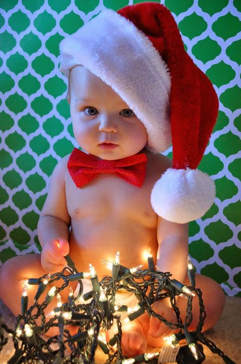 Baby Christmas Photography, Christmas Baby Pictures, Baby Boy Newborn Photography, Baby Milestones Pictures, Baby Christmas Photos, Monthly Baby Pictures, First Christmas Photos, Baby Photoshoot Boy, Family Christmas Pictures