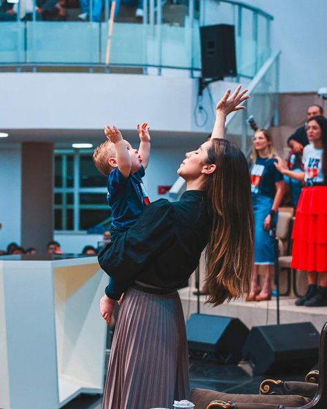 Family At Church Aesthetic, Godly Family Aesthetic, Church Family Aesthetic, Future Lifestyle Goals, Christian Mom Aesthetic, Christian Family Aesthetic, Familia Aesthetic, Family At Church, Christian Vision Board