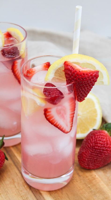 Fancy Pink Lemonade, Drinks Birthday Party, Strawberry Lemonade Pitcher, Picnic Drink Ideas, Pink Drinks Aesthetic, Pink Cocktail Aesthetic, Strawberry Lemonade Aesthetic, Pink Beverages, Pink Birthday Food