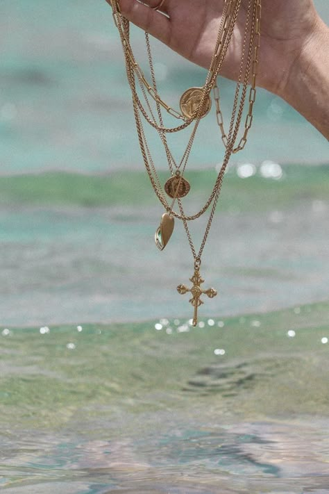 Beach Jewellery Photoshoot, Beach Photoshoot Jewelry, Beach Jewelry Photoshoot, Jewelry Model Photography, Jewelry Shoot, Kei Jewelry, Beach Jewellery, Jewellery Photography Inspiration, Jewelry Product Shots