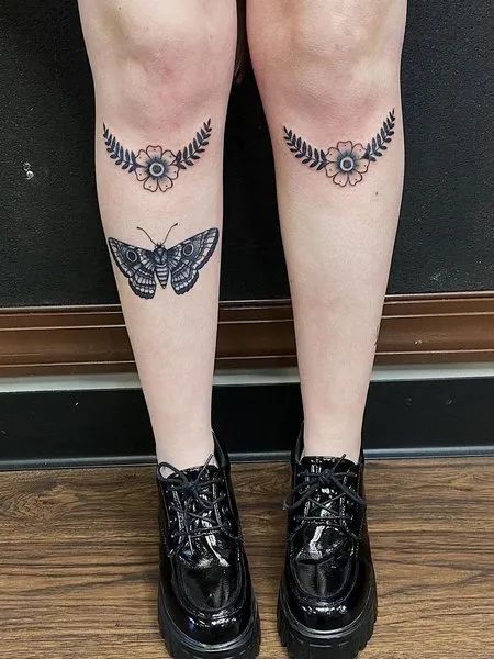 Under Knee Tattoo Under The Knee Tattoo Ideas, Under Knee Tattoos Women Small, Flower Tattoos Around Knee, Under Knee Tats, Under Knee Tattoos Women Traditional, Bellow Knee Tattoo, Above And Below Knee Tattoo, Tattoos Under Knee, Traditional Shin Tattoos For Women