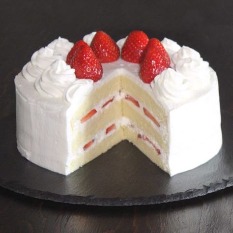 JAPANESE STRAWBERRY SHORTCAKE | How Tasty Strawberry Japanese Cake, Japanese Strawberry Cake, Strawberry Cake Aesthetic, Vanilla Strawberry Cake, Cake Recipe Strawberry, Japanese Strawberry Shortcake, Cake Japanese, Japanese Cakes, Strawberry Cake Decorations