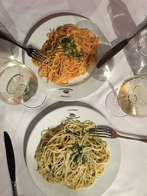 Food In Restaurant, Italy Dinner, Dinner Restaurants, Good Eat, Restaurant Food, Food Goals, Food Is Fuel, Rome Italy, Pretty Food