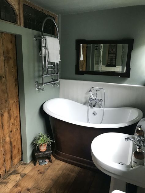 Small Bathroom Ensuite, Small Ensuite Ideas, Small Bathroom With Bath, Bathroom Without Windows, Ensuite Bathroom Ideas, Small Ensuite Bathroom, Ensuite Ideas, Small Ensuite, Small Shower Room