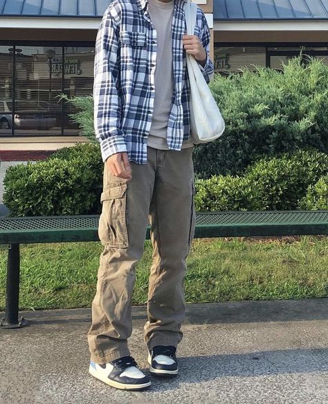 Cargos And Flannel Outfit, Cargo And Flannel Outfit, Flannel With Cargo Pants, Y2k Boys Fashion, Casual Cargo Pants Outfit, Green Cargo Pants Outfit Men, Gray Cargo Pants Outfit, Masc Outfit Ideas, Outfit Ideas Cargo