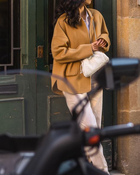 Beige short cocoon jacket and Bottega Veneta raffia white mini pouch in Barcelona / Style and travel by Van Le - FOREVERVANNY.com Bottega Mini Pouch Outfit, Padded Cassette Bag Outfit, Bottega Pouch Outfit, Bottega Veneta Mini Pouch Outfit, Bottega Bag Outfit, Bottega Mini Pouch, Pouch Outfit, Barcelona Beige, White Bag Outfit