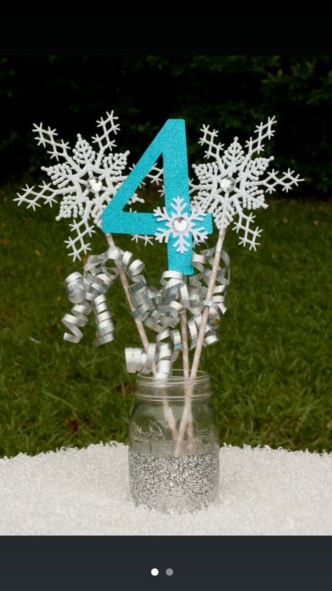 Frozen table decoration Frozen Party Centerpieces, Schnee Party, Winter Wonderland-party, Frozen 3rd Birthday, Lila Party, 4de Verjaardag, Frozen Bday Party, Frozen Themed Birthday Party, Elsa Birthday