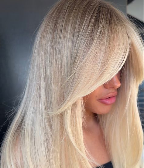 Blonde Hair Freckles Blue Eyes, Creamy Blonde Shadow Root, Blonde Hair Light Brown Roots, Blonde Hair Root Shadow, Blonde Hair Root Tap, Creamy Blonde Hair Balayage, Blonde Hair Cool Tone, Bright Creamy Blonde Hair, Blonde Root Shadow