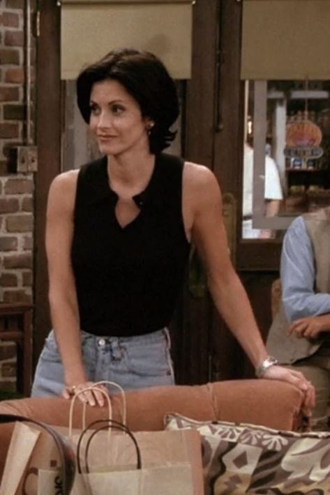 monica in 2x02 of friends, courteney cox, the one with the breast milk Lorraine, Monica Green Outfits, Monica From Friends Hair, The Monica Haircut, Monica Style Friends, Monica Geller Aesthetic Outfits, Friends Monica Hair, Monica Friends Hair, Courtney Cox Short Hair