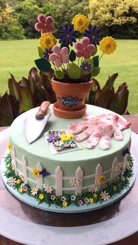 Birthday Cake For Gardeners, Gardeners Cake Ideas, Garden Theme Cake Ideas, Flower Pot Birthday Cake, Garden Birthday Cake Ideas, Gardening Cake Ideas, Gardening Cakes For Women, Gardening Birthday Cake, Flower Pot Cake Ideas