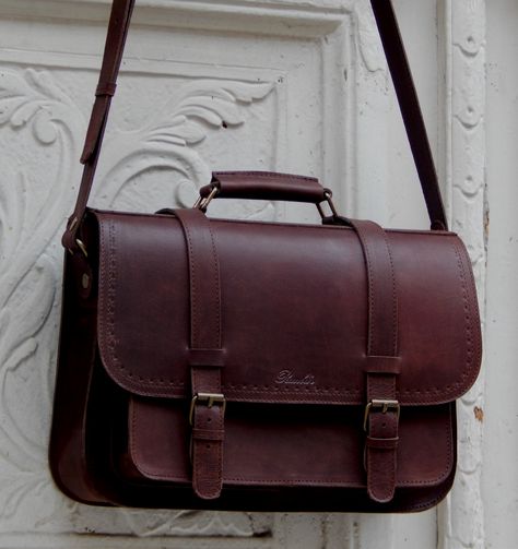 Leather Book Bag Aesthetic, Men’s Satchel, Mailman Bag Aesthetic, Leather Bags Aesthetic, Book Bags Aesthetic, Leather Messenger Bag Aesthetic, Vintage Leather Shoulder Bag, Leather Satchel Aesthetic, Satchel Bags Aesthetic