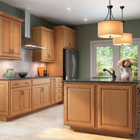 Oak Kitchen Cabinets Wall Color, Light Oak Cabinets, Green Kitchen Walls, Blue Kitchen Walls, Best Kitchen Colors, Honey Oak Cabinets, Light Wood Kitchens, Maple Kitchen, Oak Kitchen Cabinets