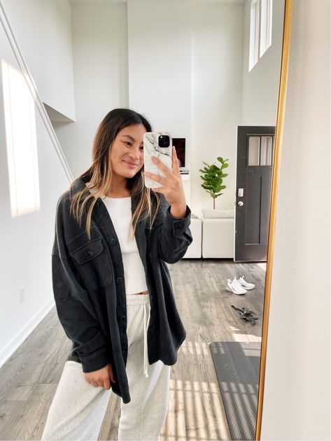 Cozy Outfit: Black Fleece Shacket & A&F Joggers Black Overshirt Outfit Women, Dark Grey Shacket Outfit, Oversized Shacket Outfit Women, Black Shacket Outfit Women, Fleece Shacket Outfit, Black Fleece Outfit, Black Shacket Outfit, Shaket Jacket Outfit, Comfy Core