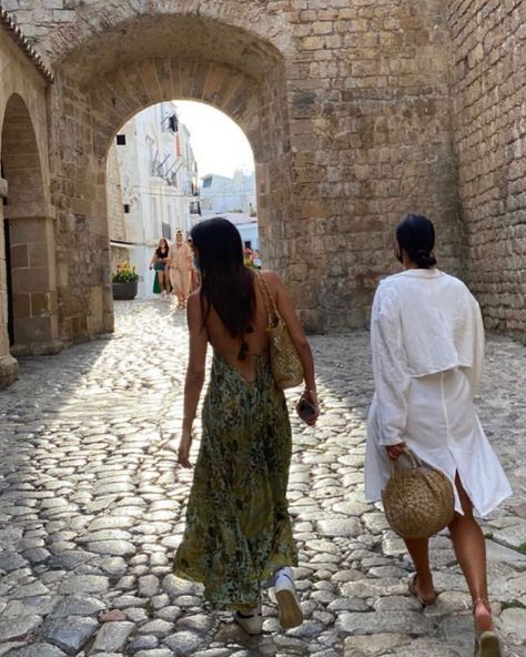 Italian Summer Maxi Dress, Aesthetic Tourist Outfit, Italian Summer Dress Aesthetic, Italian Tourist Outfits, European Tourist Outfit, Italian Summer Dresses, European Summer Outfits Women, Italian Summer Aesthetic Outfit, Italian Vacation Outfit