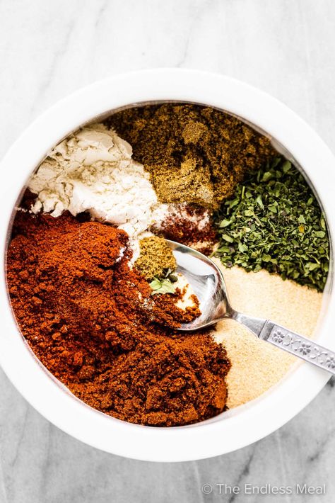 PIN TO SAVE! Homemade taco seasoning is quick and easy to make and you probably have all the ingredients you need in your kitchen pantry right now. It's a perfectly balanced seasoning that is delicious on tacos, burritos, chicken, rice, and more. #theendlessmeal #tacoseasoning #homemadetacoseasoning #tacospice #tacos #taco #mexican #texmex #burritos #sugarfree Burrito Seasoning, Burritos Chicken, Taco Seasoning Easy, Make Taco Seasoning, Taco Mexican, Favorite Chili Recipe, Taco Spice, Chicken Tacos Crockpot, Taco Seasoning Packet