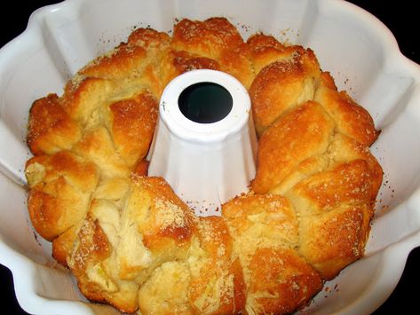 Monkey Bread Round-Up (Savory) - GrandparentsPlus.com Grands Biscuits, Pull Apart Bread, Monkey Bread, Think Food, Garlic Parmesan, Pull Apart, Yummy Eats, Parmesan Cheese, Garlic Butter