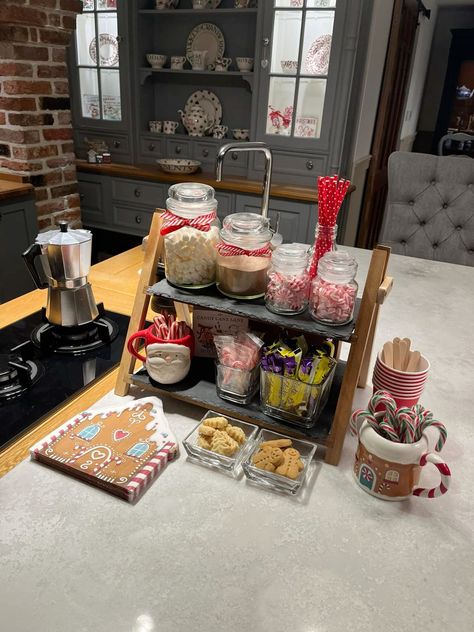 Hot chocolate station Tea And Hot Chocolate Station, Aesthetic Hot Chocolate Bar, Autumn Hot Chocolate Station, Christmas Cocoa Station, Hot Cocoa Bar Aesthetic, Hot Chocolate Stand Ideas, Hot Chocolate Station Christmas, Coffee Tea Bar Station, Hot Coco Bar Idea