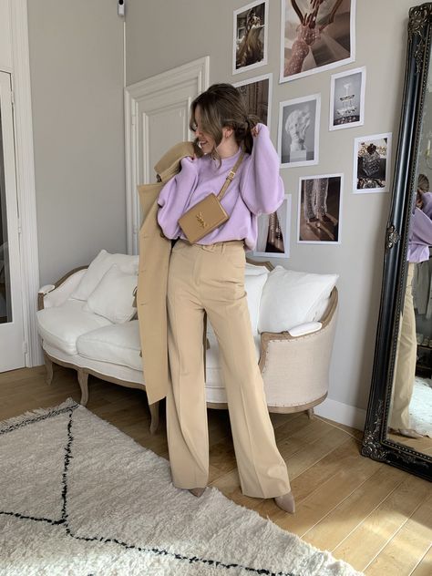 purple-look-outfit Light Colour Outfits For Women, Brown With Purple Outfit, How To Style Purple Top, Beige And Lavender Outfit, Outfit Ideas With Purple Pants, Cool Pastel Outfits, Light Purple Color Combination Outfit, Outfit With Purple Shirt, Lilac T Shirt Outfit