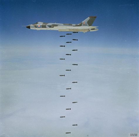 An Avro Vulcan B.2 bomber dropping conventional ordinance during a training session over a bombing range (possibly in Canada). Vickers Valiant, Fighter Planes Jets, Avro Vulcan, Aircraft Parts, Air Fighter, British Aircraft, Aircraft Photos, Military Jets, Jet Aircraft