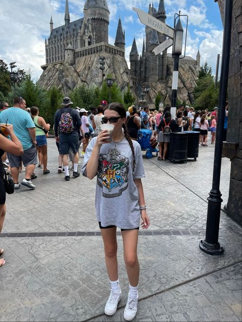 Universal Characters Outfit, Couples Universal Studios Outfits, Universal Park Outfit Ideas, Harry Potter Disney Outfit, Slytherin Outfit Universal Studios, Harry Potter Orlando Outfit, Fall Universal Studios Outfit, Disney And Universal Outfits, Vacation Outfits Florida Disney