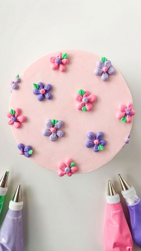 Pretty Cake Decorating, Pastel Cupcakes, Tiny Cakes, Pretty Cake, Beautiful Cake Designs, Simple Cake Designs, Cute Baking, Creative Birthday Cakes, Pretty Birthday Cakes