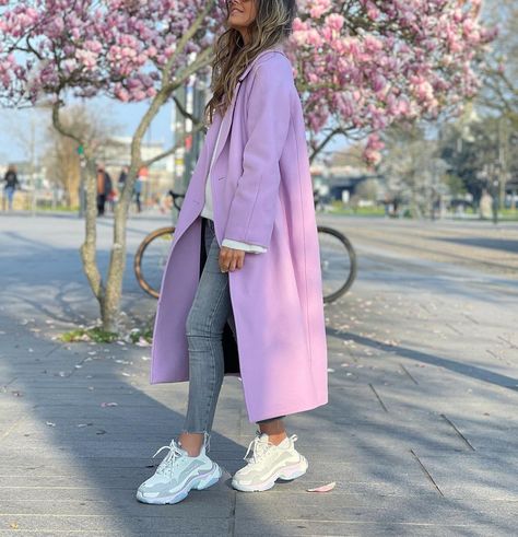 Lavender Coat Outfit Winter, Lavender Trench Coat Outfit, Light Purple Coat Outfit, Lilac Coat Outfit Winter, Lilac Winter Outfit, Lavender Purse Outfit, Violet Jacket Outfit, Pink And Lilac Outfit, Lilac And Pink Outfit