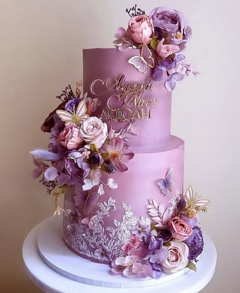 Purple Mehndi Decor, Purple Floral Wedding Cake, Quinceañera Cake Ideas, Purple Wedding Cake Ideas, Purple Cake Designs Birthday, Purple Quinceanera Ideas, Purple Floral Cake, Floral Cake Ideas, Debut Cake