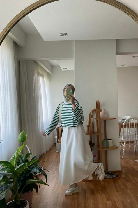 Style With Skirt Hijab, Hijab Skirt Outfit Casual, Hijab Skirt Outfit, Skirt Outfit Hijab, Skirt Hijab Outfit, Skirt Outfits Hijab, Hijab Skirt, Rok Outfit, Estilo Hijab