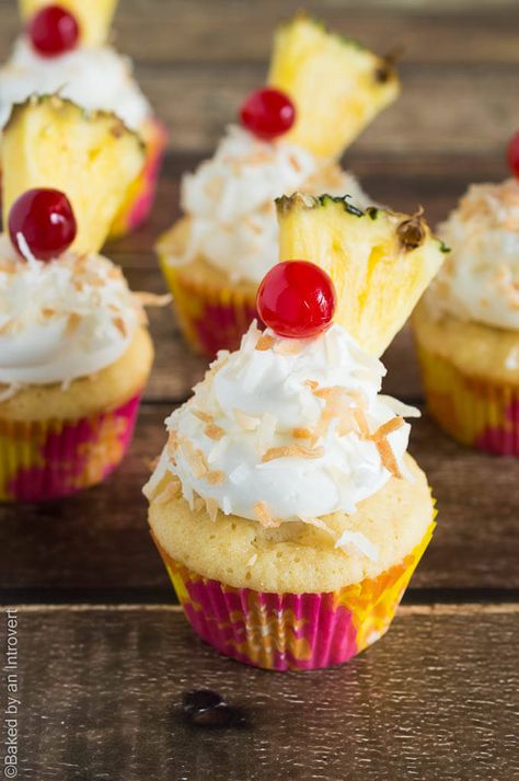 Pina Colada Cupcakes - These moist pineapple cupcakes with coconut frosting will make you feel like you are on a tropical island. Pina Colada Cupcakes, Parties Themes, Mousse Au Chocolat Torte, Pineapple Cupcakes, Boozy Cupcakes, Nutella Cupcakes, Staff Party, Party Cupcakes, Coconut Frosting