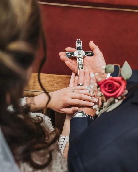 Marrige Pose Wedding Photos, Christian Marriage Photography, Catholic Wedding Photos, Catholic Wedding Ideas, Catholic Wedding Aesthetic, Catholic Wedding Photography, Jesus Wedding, Catholic Marriage, Catholic Wedding Ceremony